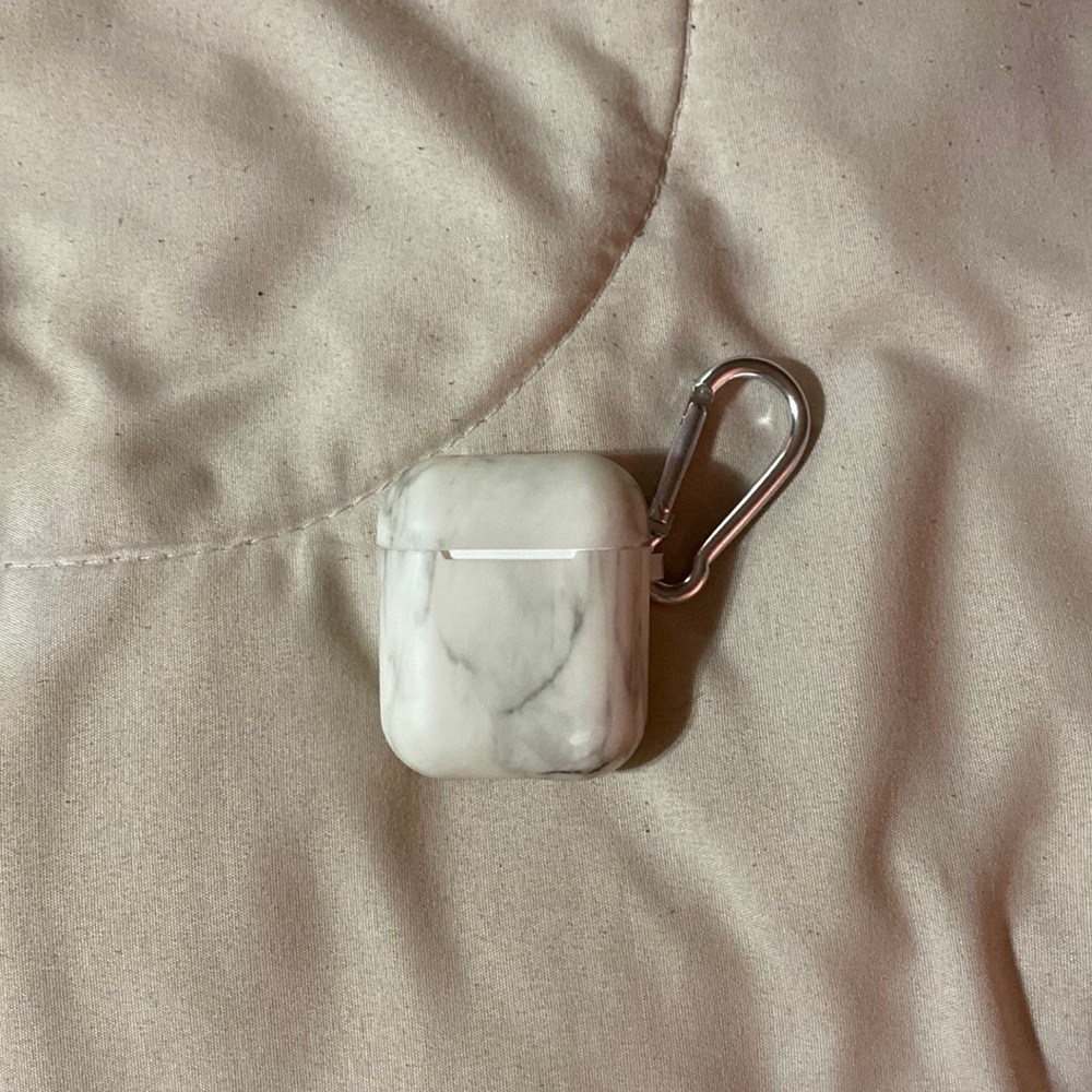 White marble AirPods case (1&2nd gen)